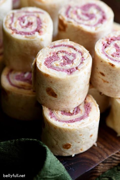 These Reuben Pinwheels are filled with corned beef, sauerkraut, cream cheese, thousand island dressing, and swiss cheese! Such a delicious, quick and easy appetizer for any get together throughout the year! #appetizers #reubensandwich #reubenpinwheels #tortillapinwheels #tortillapinwheelsappetizers #tortillapinwheelseasy #saintpatricksdayappetizers #saintpatricksdayappetizers Rueben Pinwheels, Reuben Pinwheels, Pocket Sandwiches, Reuben Casserole, Caprese Bites, Pin Wheels, Pinwheel Appetizers, Relaxing Summer, Beef Sliders