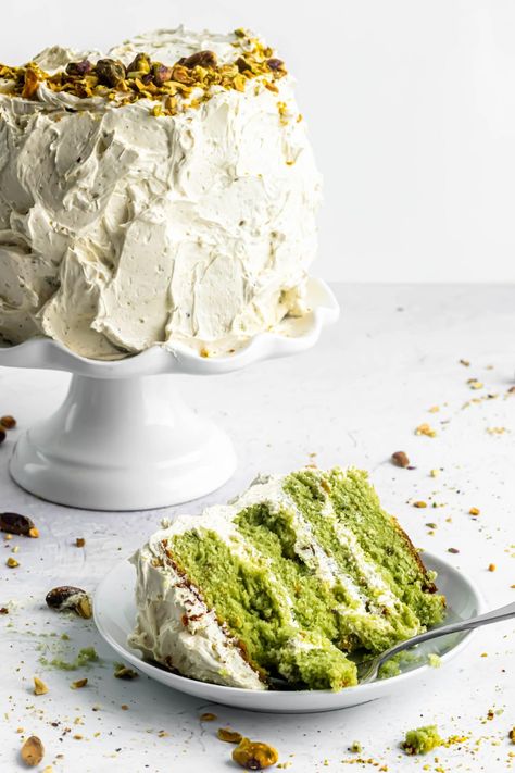 Gorgeous green and fluffy pistachio cake with a pistachio italian meringue buttercream. Made with real crushed pistachios and pistachio paste in both the cake and the frosting. Elegant and impressive for birthdays, events or a dinner party. Natural ingredients, unbelievable pistachio flavour. One of my favourite cake recipes on the baking blog. #pistachio #bakingblog #foodphotography #italianmeringuebuttercream #pistachiorecipes #nutrecipes Bonni Bakery, Pistachio Recipes Desserts, Cake With Pistachio, Crushed Pistachios, Pistachio Cake Recipe, Pistachio Cupcakes, Pistachio Paste, Italian Meringue Buttercream, Pistachio Dessert