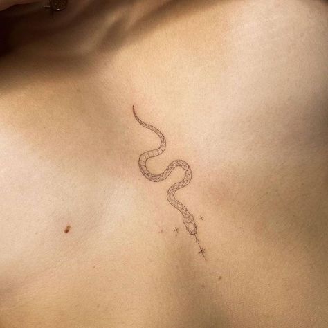 Sternum Snake Tattoo, Serpent Tattoo, Artwork Anime, Petit Tattoo, The Destroyer, Red Ink Tattoos, Sternum Tattoo, Discreet Tattoos, Dainty Tattoos