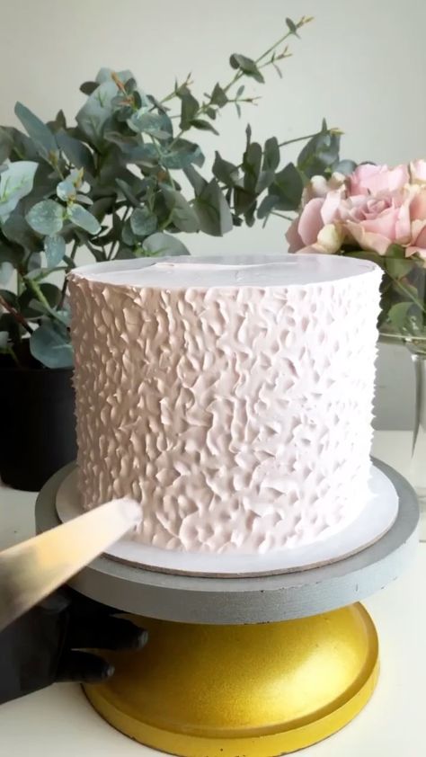 jeyadra_vijayselvan on Instagram: Some of you asked me how I got this texture out of whipped cream, This technique is so easy and yet looks so classy! Comment below if you… Textured Whipped Cream Cake Design, Cake Texture Techniques, Whipped Cream Cake, Cream Cake, Whipped Cream, Ask Me, I Got This, Texture, Cream