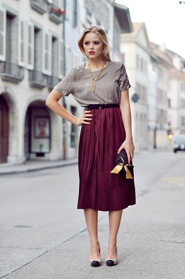 This skirt length is so tricky, but this look is gorgeous. Maroon Skirt Outfit, Velvet Tops Outfit, Rok Midi, Maroon Skirt, Accordion Skirt, Long Skirt Outfits, Casual Skirt Outfits, Rock Outfit, Velvet Clothes