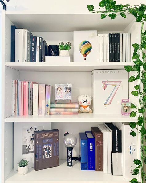 Kpop Albums Shelf, Kpop Shelf, Aesthetic Bookshelf, Direction Art, Kpop Ideas, Army Room Decor, Room Bookshelf, Kpop Room, Army Room