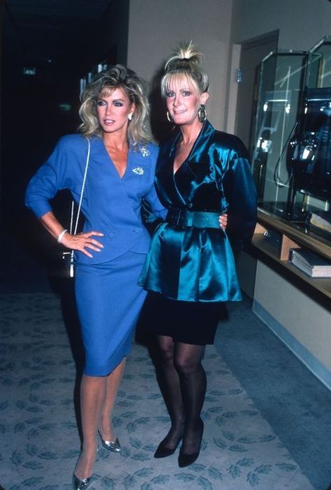 Donna Mills et Joan Van Ark. Joan Van Ark, Fem Fashion, Colored Tights Outfit, Donna Mills, Knots Landing, 80s Glam, Red Dresses Classy, Colored Tights, Dresses Classy