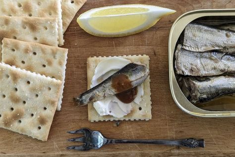 Crackers and King Oscar sardines on a plate. Cheap Snack, Sardine Recipes, Tinned Fish, Snack Platter, Healthy Toddler Meals, Snack Plate, Party Food Appetizers, Food Magazine, Favorite Snack