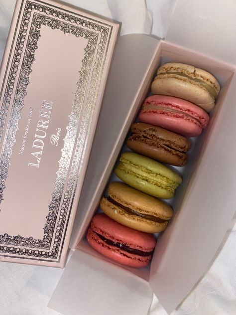 Laduree Paris Macarons, Paris Macarons, Laduree Macarons, Pink Macarons, Shopping Pictures, Laduree Paris, Luxury Food, Preppy Chic, Luxury Lifestyle Dreams