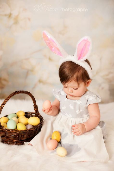 Easter Chick Photoshoot, Kid Easter Photoshoot, At Home Easter Photoshoot Baby, Toddler Easter Photos, Simple Easter Photoshoot, Baby Spring Pictures, Spring Pictures For Kids, Easter Pictures Ideas, Toddler Easter Photoshoot