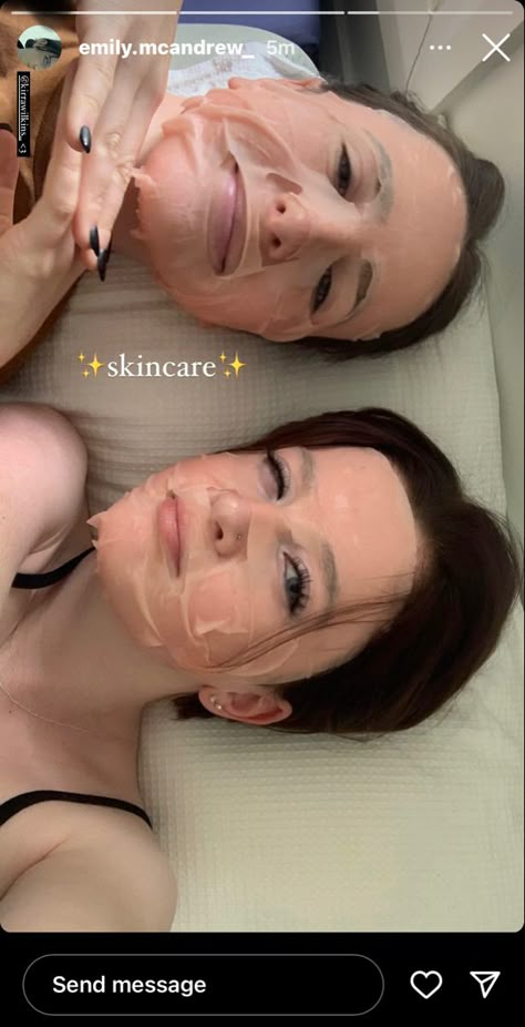 Skincare With Friends, Face Mask Sleepover, Sleepover Face Masks, Face Mask Aesthetic Friends, Facemasks Aesthetic Friends, Skincare Sleepover, Sleepover Instagram Stories, Sleepover Poses, Sleepover Pics