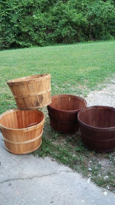 recycle your old fruit baskets into flowers , crafts, repurposing upcycling, wall decor Repurpose Dishes, Antique Diy, Hamptons Decor, Bushel Baskets, Garden Diy Ideas, Old Baskets, Fruit Baskets, Diy Makeover, Door Makeover