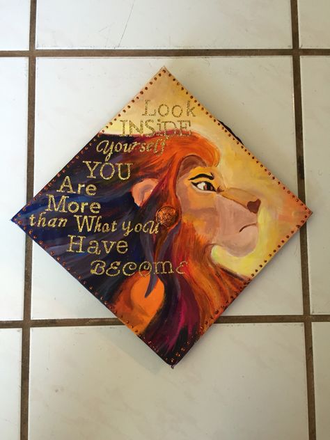 My mufasa gradcap of the lion king"look inside yourself, you are more than what you have become !" Year: 2016 Lion King Cap Graduation, Graduation Cap Designs Winnie The Pooh, High School Grad Cap Ideas Disney, Disney Inspired Graduation Caps, Disney Inspired Grad Caps, Disney Grad Caps, Disney Graduation Cap, Funny Graduation Caps, Creative Graduation Caps