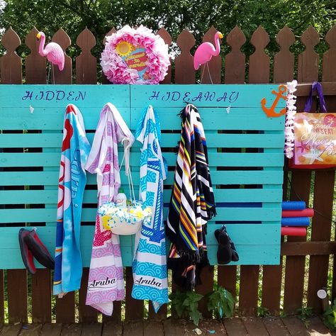 Pallet Pool, Spray Sunscreen, Colorful Planters, Pool Noodles, Accessories Holder, Building A Pool, Pool Accessories, Pool Towels, Pallet Diy