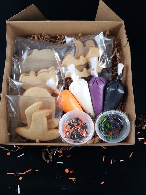 Halloween Cookie Pop Up Shop, Halloween Cookie Box Sets, Diy Halloween Cookie Kits, Halloween Dessert Box Ideas, Halloween Cookie Packaging, Halloween Diy Cookie Kits, Halloween Cookie Box Ideas, Cookie Decorating Kits Diy, Bakery Treat Boxes