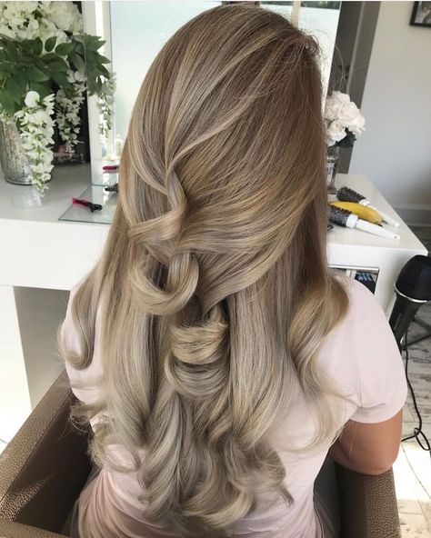 Throwing it back to one of my all time favourites 😍 balayage cut and bouncy blow dry. I LOVE these tones 😍 Blow Dry Curls, Bouncy Blow Dry, Blow Dry Salon, Throwing It Back, Blowout Hair, Blonde Hair With Highlights, Business Hairstyles, Wedding Hair And Makeup, Blow Dry