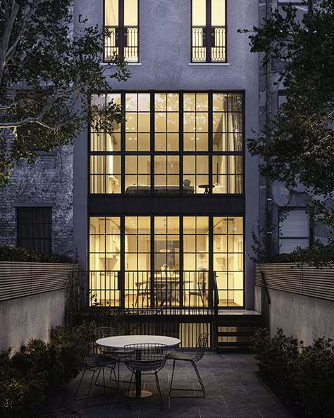 New York townhouse rear glass facade. #townhouse #facade #modern #glass #steel #newyork #realestate #backyard #chelsea Brownstone Courtyard, Chelsea Townhouse, Brownstone Interiors, Stucco Wall, New York Townhouse, Nyc Townhouse, New York Projects, Visual Management, Townhouse Exterior