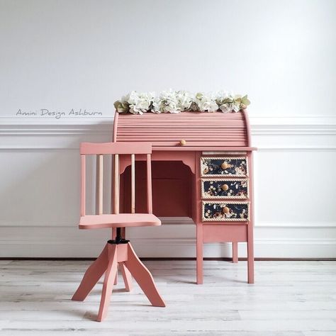 Adorable vintage children's desk madeover from boring and outdated to pretty in pink. Pottery Barn Desk, Old School Desks, Children's Desk, Twig Lights, Kid's Playroom, Reclaimed Wood Desk, Burlap Flower Wreaths, Childrens Desk, Country Chic Paint