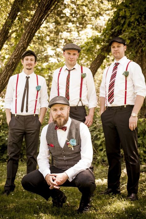 The groom and his groomsmen can get away with a more casual look at an outdoor wedding. Groom in a vest and groomsmen in suspenders are the perfect casual-modern look. Outfit Herren, Vintage Suspenders, Groomsmen Suspenders, Trendy Party Outfits, Party Outfit Men, How To Dress For A Wedding, Rockabilly Wedding, Hipster Wedding, Groom Wedding Attire