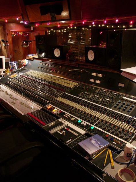 Sound City Studio Neve board. There are only 4 consoles like this ever created. Rupert Neve, you genius. Sound Board, Music Recording Studio, Gaming Rooms, Music Studios, Grand Pianos, Audio Studio, Boy Rooms, Recording Studio Design, Recording Studio Home