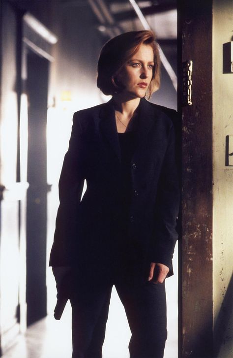 Gillian Anderson as Dana Scully on the X-files. With all the chasing after aliens Agent Scully did on that show, I always thought the FBI should've allowed her to wear sneakers with her black suits. At least her pumps were usually low-heeled! Netflix Drama Series, Chris Carter, Mulder Scully, Fbi Special Agent, Fox Mulder, Dana Scully, David Duchovny, Trust No One, Actrices Hollywood