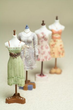 Teeny tiny dressmaker ' s models Form Inspiration, Mini Dress Form, Miniature Clothes, Miniature Sewing, Dollhouse Clothes, Miniature Dress, Handmade Dollhouse, Sewing Dress, Tiny Clothes