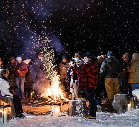 Winter Engagement Party Themes, Schnee Party, Sledding Party, Winter Solstice Party, Outdoor Christmas Party, Fall Bonfire, Winter Entertaining, Winter Picnic, Holi Party