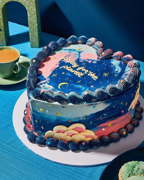 Day And Night Cake, Creative Cakes Unique, Blue Bday Cake, Moon Themed Cake, Witchy Birthday Cake, Birthday Cake Themes, Celestial Cake, Scorpio Cake, Birthday Cakes For Adults