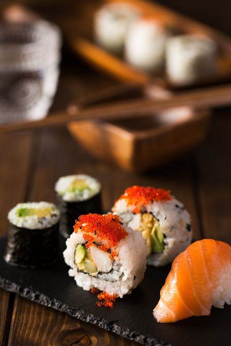 ¿Qué se necesita para tener un sushi perfecto? ¿Algo así puede siquiera alcanzarse?  Hacer sushi es todo un arte, y tratar de perfeccionarlo puede llevar la vida entera. Descubre las claves de un buen sushi de la mano de Jiro Ono, el maestro sushero más famoso de todo el mundo. Deja que este chef japonés te comparta sus tips, trucos y secretos para crear el mejor sushi del planeta. Sushi Photography Ideas, Sushi Photography Food Art, Sushi Photography, Japanese Food Menu, Japanese Food Photography, Sushi Co, Asian Food Photography, Japanese Food Sushi, Sushi Love