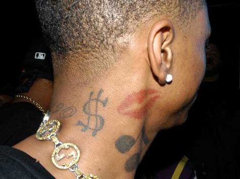 Love the lips! Lip Neck Tattoo Men, Lip Neck Tattoo, Kiss Lip Tattoos, Girl Cross Tattoos, Tattoo Gang, Neck Tattoo Men, Neck Tats, Rihanna Tattoo, Front Neck Tattoo