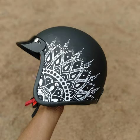 Helmet Custom Design, Hand Painted Motorcycle Helmets, Motorcycle Helmet Paint Ideas, Helmet Design Paint, Retro Bike Helmet, Helmet Painting Ideas, Helmet Graffiti, Helmet Design Ideas, Custom Bike Helmets