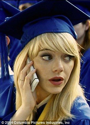 Where are you? The clip opens with Gwen waiting anxiously for a later Peter at their college graduation, but he is late because he is fulfil... Spiderman Gwen Stacy, Emma Stone Gwen Stacy, Spider Men, Andrew Garfield Spiderman, Garfield Spiderman, Spaider Man, Bug Boy, Amazing Spiderman Movie, Spiderman Movie