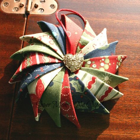 Click through for the step-by-step tutorial to make this beautiful Prairie Point Star Ornament for yourself or to give as gifts! The perfect way to use up charm squares or cut from your scraps. Instructions provided for other sizes as well. #sewing #sewingproject #sewingtutorial Prairie Point Star Ornament, Prairie Points, Tree Toy, Christmas Quilt Patterns, Folded Fabric Ornaments, 3d Quilling, Quilted Ornaments, Quilted Christmas Ornaments, Ornament Tutorial