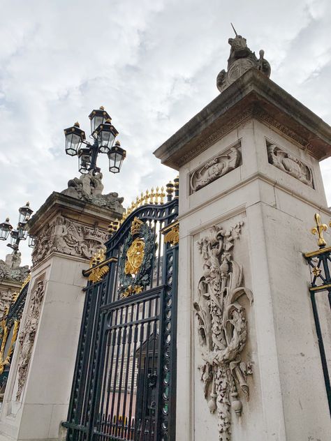 One Day In London, Buckingham Palace London, London Sightseeing, London Castles, House Main Gates Design, Day In London, Palace London, Abandoned Amusement Parks, London Aesthetic