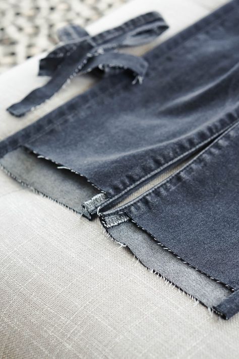 Frayed Jeans Diy, How To Make Ripped Jeans, Diy Distressed Jeans, Diy Ripped Jeans, Fringe Jeans, Diy Jeans, Frayed Hem Jeans, Trendy Jeans, Altering Clothes