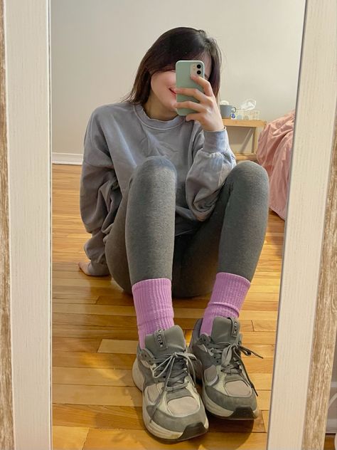 Blue gray sweatshirt, gray leggings, purple socks, gray sneakers #fashioninspo #classicstyle #neutraloutfit #casualstyle #minimaloutfit #parisianstyle #streetstyle #outfitideas #neutralstyle #ootdfashion #outfitinspiration #comfycasual #graysneakers Gray Socks Outfit, Purple Socks Outfit, Gray Sneakers Outfit, Grey Sneakers Outfit, Socks Over Leggings, Grey Leggings Outfit, Socks Outfit, Purple Socks, Gray Sneakers