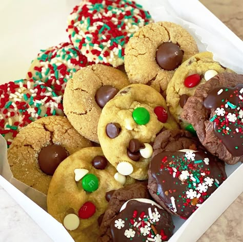 Lindsey Moffitt on Instagram: “Absolutely in love with the Christmas Cookie Box that went out this year! This pack included Sprinklefetti, Peanut Butter Blossoms, Chewy…” Christmas Cookie Assortment Gift Ideas, Box Of Cookies Aesthetic, Christmas Cookies Assortment, Christmas Cookies Boxes Ideas, Box Dulces, Christmas Cookie Box Aesthetic, Christmas Cookies Packaging, Cookie Platters, Christmas Cookie Box