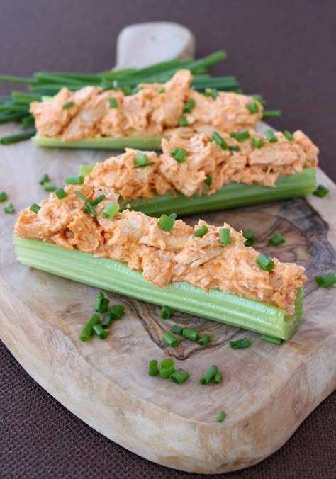 Buffalo Chicken Celery Sticks are a tasty low carb lunch or snack - or even appetizer! I would substitute half the mayo for Greek yogurt or mashed Avacado! Buffalo Chicken Celery Sticks, Buffalo Chicken Celery, Chicken Celery, Celery Sticks, Low Carb Snack, Low Carb Lunch, Carb Free, Diet Vegetarian, Snacks Für Party