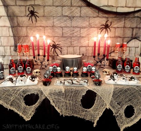 Halloween Decorations Birthday, Halloween House Party Decorations, Adult Halloween Party Decorations, Halloween Dessert Table, Spooky Halloween Desserts, Outdoor Halloween Parties, Hallowen Party, Halloween Themed Birthday Party, Halloween Party Table