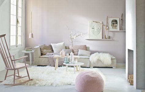 De ingrediënten voor een warm wintergevoel in de zithoek: een lekker hoogpolig vloerkleed van schapenvacht, een zandkleurige bank vol zachte kussens en gebreide dekens in ton sur ton tinten. Blush Living Room, Romantic Living Room, Pastel Interior, Simple Interior, Neutral Living Room, Design Del Prodotto, Styl Boho, Living Room Inspiration, Interior Ideas