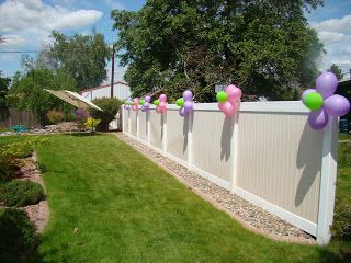 Party Fence Decorations, Birthday Fence Decorations, Fence Birthday Decoration, Balloon Garland Backyard Fence, Fence Party Decorating Ideas, Fence Party Decorations, Decorate Fence For Party, Balloon Garland On Fence, Fence Balloon Decor