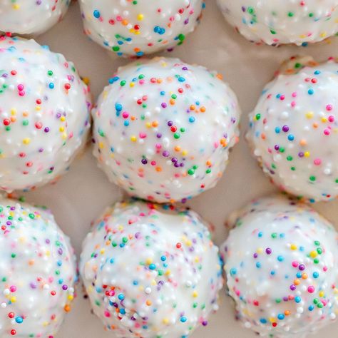 Cake Balls Cake Balls Recipe, Frosting Flavors, Bon Bons Recipe, Cake Ball Recipes, Cream Cheese Ball, Candy Wafers, Funfetti Cake Mix, Lemon Frosting, Crumble Cake