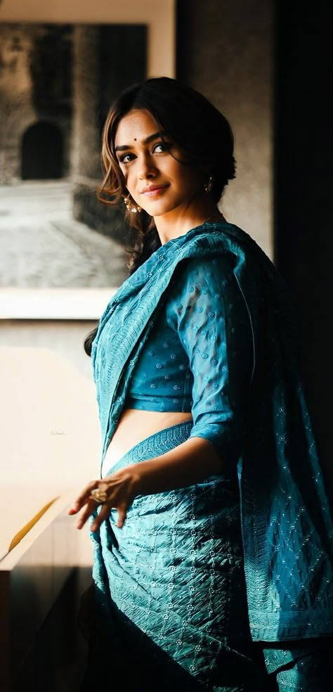 Sita Ramam Saree Looks, Sita Ramam, Actors Illustration, Mrunal Thakur, Classy Outfits For Women, Turkish Women Beautiful, Photo Pose Style, Cotton Kurti, Indian Aesthetic