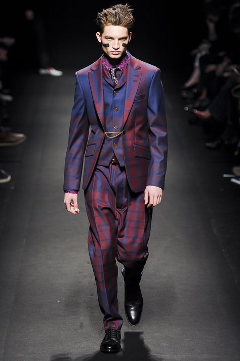 Andreas Kronthaler for Vivienne Westwood Fall 2013 Menswear Fashion Show Vivienne Westwood Suit, Fashion Art Photography, Mens Fashion Week, Made Clothing, Mens Fall, Mens Fashion Trends, Vogue Paris, Men Looks, Vivienne Westwood