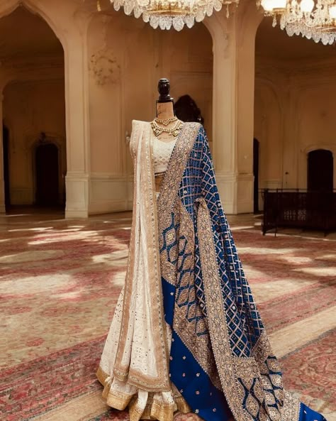 India Bride Dress, Lehenga For Mom Of Bride, India Dress Design, Bridal Trousseau Outfits, Double Dupatta Lehenga Draping, Wedding Saree Blue, Reception Lengha, Baju Kahwin, Dupatta Dress