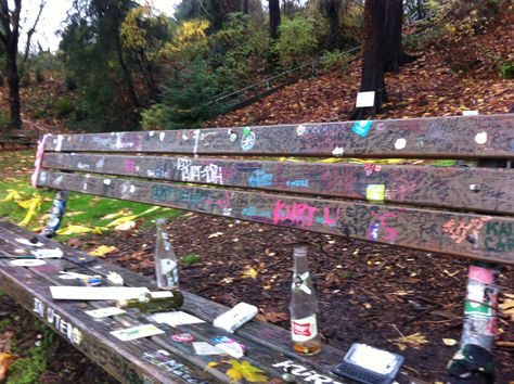 The bench at Kurt Cobain's house Kurt Cobain Seattle House, Kurt Cobain House, Nirvana Kurt Cobain, Nirvana Kurt, 90's Grunge, Janis Joplin, Jim Morrison, San Fran, Amy Winehouse