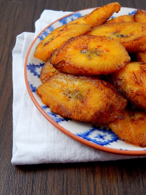 A simple recipe for a Puerto Rican favorite - plantanos maduros or in English sweet fried plantains. Takes less than 10 minutes! Puerto Rican Desserts, Sweet Fried Plantains, Recetas Puertorriqueñas, Fried Plantains, Puerto Rican Cuisine, Plantain Recipes, Puerto Rico Food, Hispanic Kitchen, Boricua Recipes