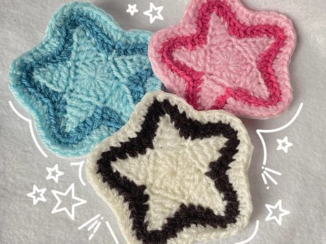 Star Coasters Crochet, Star Crochet Coaster, Aesthetic Crochet Coaster, Crochet Coasters Cute, Small Simple Crochet Ideas, Crochet For Desk, Easy Crochet Decor, Cute Coasters Crochet, Desk Crochet Ideas