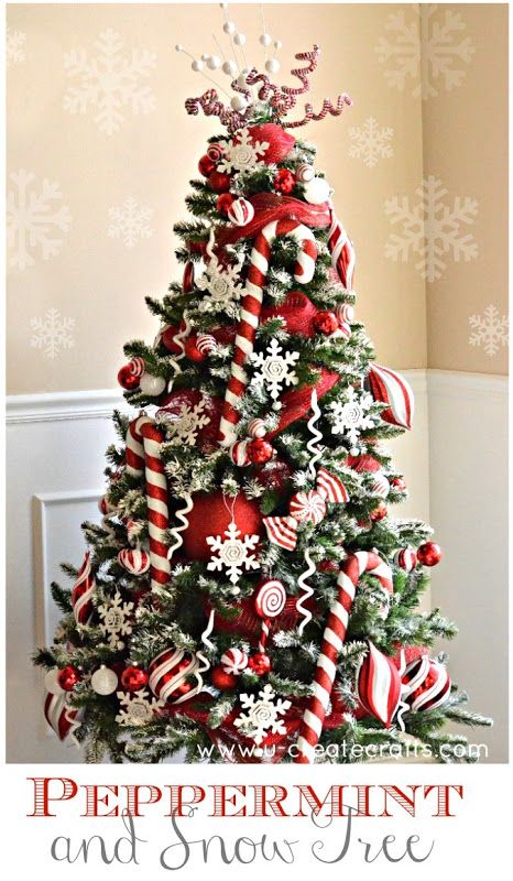 Peppermint Christmas Tree theme - classic!! Amazing Christmas Trees, Christmas Tree Decorated, Christmas Tree With Snow, Candy Cane Christmas Tree, Christmas Tree Decorating Themes, Peppermint Christmas, Christmas Tree Inspiration, Preschool Christmas, Candy Christmas Decorations