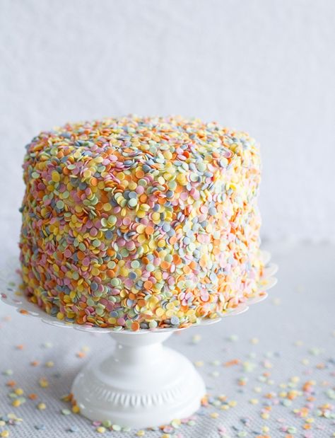 Bring on the sprinkles. Sprinkle Wedding Cakes, Edible Confetti, Fat Food, Cake Diy, Diy Confetti, 5 Birthday, Torte Cupcake, Confetti Cake, Naked Cakes