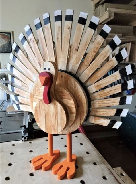 Thanksgiving Cardboard Crafts, Diy Wood Turkey, Front Door Thanksgiving Decor Ideas, Pallet Turkey Diy Projects, Wood Turkey Diy, Wood Turkey Crafts, Cardboard Turkey, Turkey Yard Art, Pallet Turkey