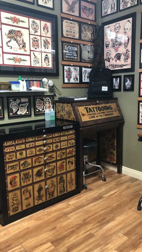 Tattoo Shop Organization, Tattoo Supply Organization, Tattoo Storage Ideas, Tattoo Parlor Aesthetic Interior, Tattoo Room, Tattoo Parlor Aesthetic, Tattoo Station Ideas, Parlor Tattoo Prints, Aesthetic Tattoo Parlor