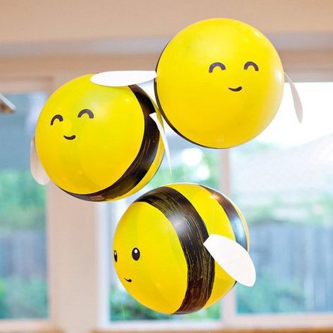 Diy Bumble Bee, Bee Balloons, Popular Baby Shower Themes, Bee Themed Birthday Party, Bee Balloon, Bumble Bee Birthday, Bee Gender Reveal, Bee Birthday Party, Bee Baby Shower Theme