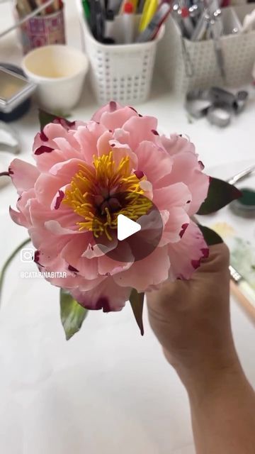 Flowers For Cake, Pearl Hair Accessories, Foamiran Flowers, Fondant Flower Tutorial, Diy Crafts Paper, Crafts Paper Flowers, Gum Paste Flowers, Fondant Flowers, Pasta Francesa